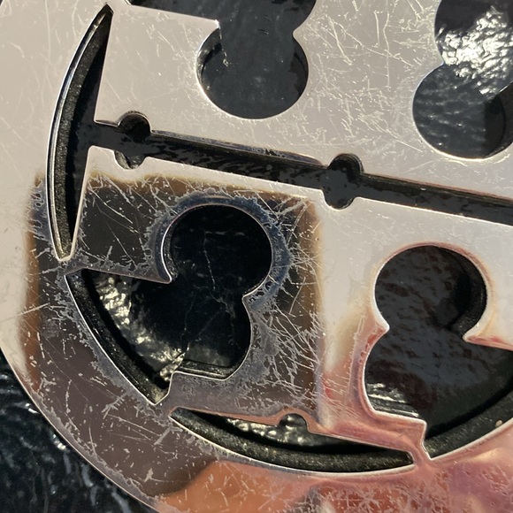 Tory Burch Patent Silver Logo Clutch - Picture 3 of 11